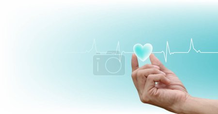 Téléchargez les photos : Concept de soins de santé. en forme de cœur à portée de main avec l'icône rythmique du pouls sur fond bleu et blanc. - en image libre de droit
