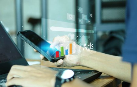 Online-Marketing und Website-Werbekonzept. Analyse der digitalen Marketingstrategie zur Förderung von Produkten oder Dienstleistungen über digitale Kanäle auf dunkelblauem Hintergrund.