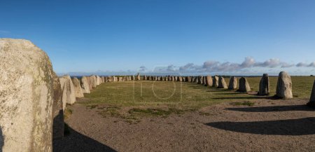 Téléchargez les photos : Ales Stenar Site historique près de Kaseberga Village sur les champs d'herbe du sud de la Suède Skane County. - en image libre de droit