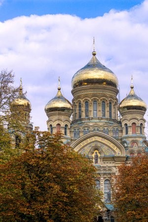 Foto de Catedral Naval de San Nicolás en Liepaja. Catedral ortodoxa con cúpulas doradas - Imagen libre de derechos