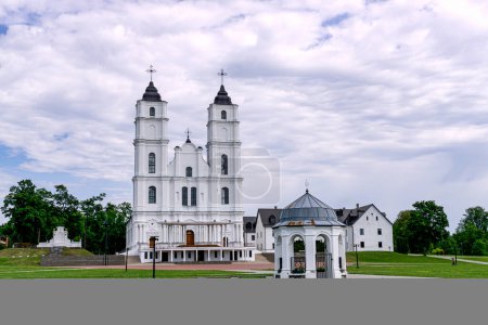 Foto de Hermosa iglesia católica blanca en Aglona Letonia - Imagen libre de derechos