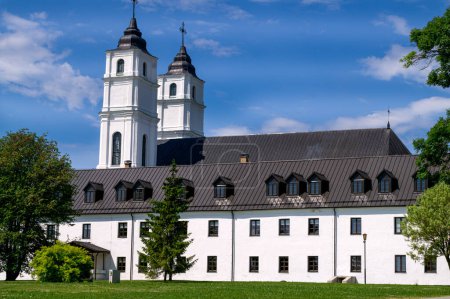 Foto de Hermosa iglesia católica blanca en Aglona Letonia - Imagen libre de derechos