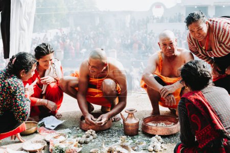 Foto de Kathmandu, Nepal - 20 de abril de 2023: Los hindúes realizan rituales en el templo en la auspiciosa ocasión del Día de la Madre en Katmandú. - Imagen libre de derechos