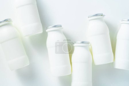 yaourt à boire avec probiotique en bouteilles sur blanc