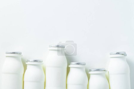 Trinkjoghurt mit Probiotikum in Flaschen auf weiß