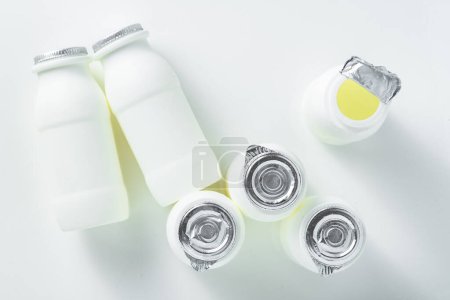 yaourt à boire avec probiotique en bouteilles sur blanc