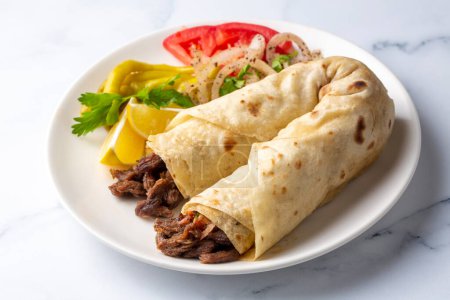 Téléchargez les photos : Délicieux kebab turque tantuni .Mersin tantuni durum. - en image libre de droit