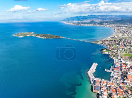 Téléchargez les photos : Aerial drone view of Urla district of Izmir, Turkey's third largest city. Iskele - Karantina island - Turkey - en image libre de droit