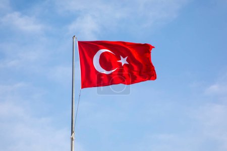 Foto de Cielo nublado y la bandera turca - Imagen libre de derechos
