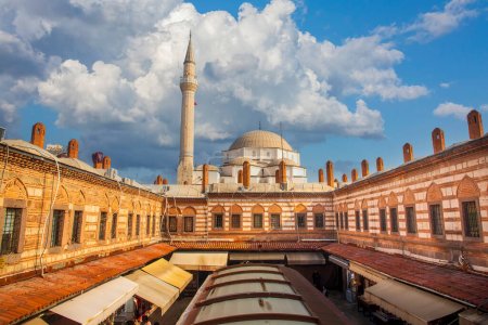 Impresionante vista de Kizlaragasi Han Caravanserai y la Mezquita Hisar en Izmir, Turquía. Izmir es un destino turístico popular en Turquía.