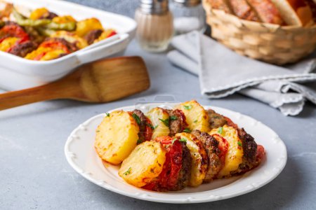 Téléchargez les photos : Nourriture traditionnelle turque ; pommes de terre cuites au four et boulettes. Nom turc ; kofteli patates dizmesi, patates dizme - en image libre de droit