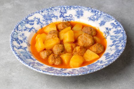 Téléchargez les photos : Plat de pommes de terre aux boulettes de viande, nom turc ; sulu patates yemegi - en image libre de droit