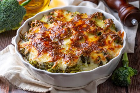 Téléchargez les photos : Casserole Cauliflower and broccoli baked with cheese sauce in a pot close-up on a wooden table. Horizontal top view from above. Broccoli gratin. - en image libre de droit