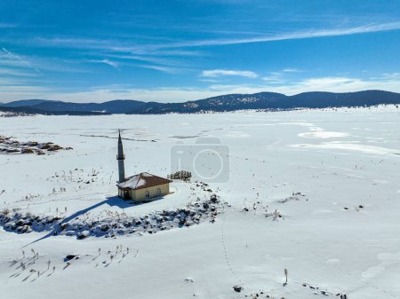Foto de Seben lake and Seben mosque snowy winter landscape, Bolu - Turkey. - Imagen libre de derechos