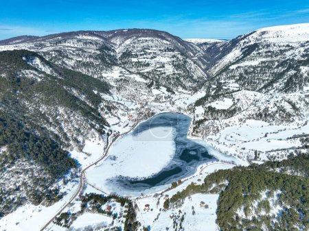 Foto de Snowy winter landscape of Goynuk Cubuk lake and windmills with aerial drone. Bolu - Turkey. - Imagen libre de derechos