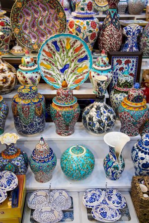 Foto de Kutahya - Turkey, February 21, 2023: various ceramic art and tiles souvenir market displays stand in Kutahya. famous with ceramic, Kutahya has many tiles and ceramic manufacturer. - Imagen libre de derechos