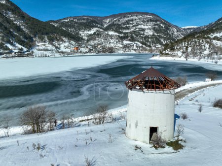 Foto de Paisaje nevado de invierno del lago Goynuk Cubuk y molinos de viento con dron aéreo. Bolu - Turquía. - Imagen libre de derechos