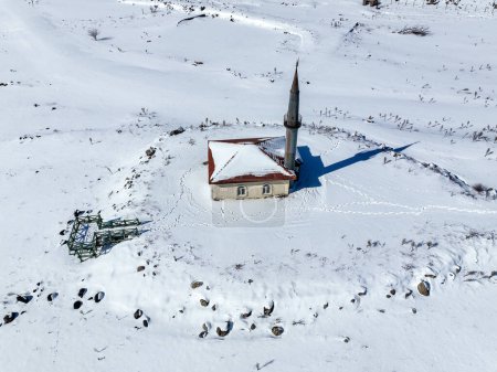 Foto de Lago Seben y mezquita Seben nevado paisaje de invierno, Bolu - Turquía. - Imagen libre de derechos