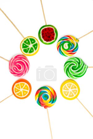 Téléchargez les photos : Sucettes colorées, bonbons colorés sur fond blanc - en image libre de droit