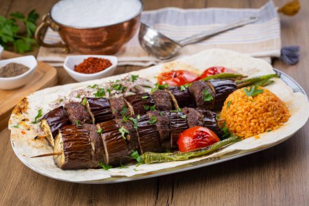 Berenjena Kebab turco y albóndigas. Berenjena recién asada Kebabs. Cocina del Medio Oriente. Nombre turco; kebabi patlicano