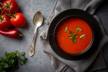 Téléchargez les photos : Délicieuse soupe aux tomates. Nom turc ; Domates corbasi - en image libre de droit