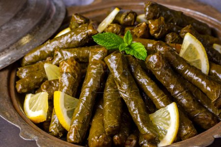 Téléchargez les photos : Nourriture turque ; feuilles farcies (yaprak sarma dolma) - en image libre de droit