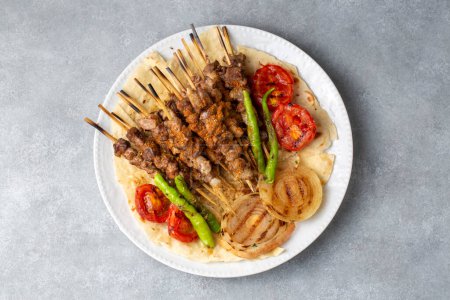 Téléchargez les photos : Cuisine turque traditionnelle délicieuse ; brochettes (nom turc ; flic sis) - en image libre de droit
