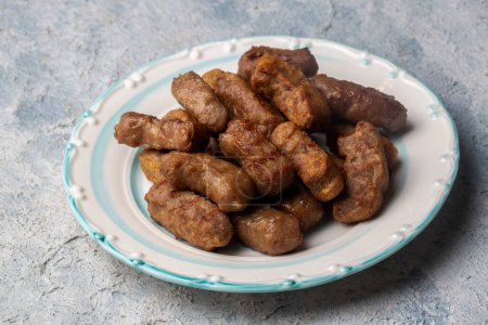 Téléchargez les photos : Traditional Turkish food; dry meatballs or inegol meatballs with potatoes (Turkish name; Kuru kofte) - en image libre de droit