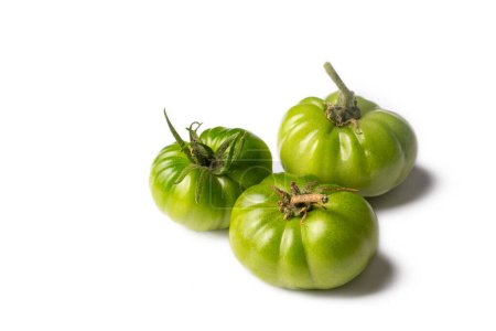 Téléchargez les photos : Tomates crues vertes sur fond blanc. - en image libre de droit