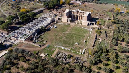 Téléchargez les photos : Vue aérienne avec drone ; Sardes (Sardis) Ancienne ville qui a gymnase et les ruines de la synagogue et des colonnes à Manisa, Turquie. - en image libre de droit