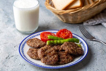 Téléchargez les photos : Nourriture turque traditionnelle ; boulettes de viande turques, nom turc ; Akcaabat kofte) - en image libre de droit