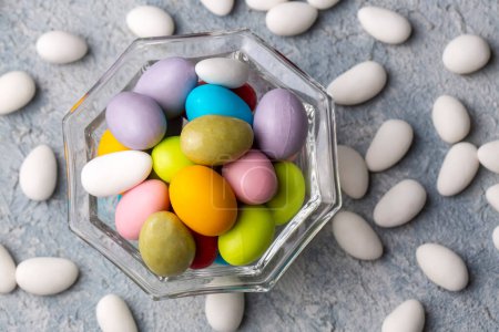 Foto de Colorful almond candies in the stylish,crystal candy bowl on white with copy space.The Sugar Feast concept. (Turkish name; Ramadan - Ramazan bayrami, Seker bayrami) - Imagen libre de derechos