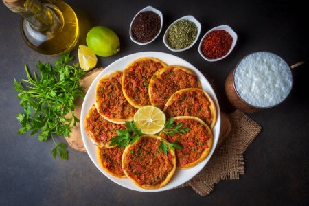 Téléchargez les photos : Nourriture turque Findik Lahmacun - Mini Pizza - en image libre de droit