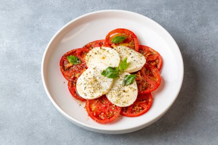 Téléchargez les photos : Salade de caprese italienne aux tomates tranchées, mozzarella, basilic, huile d'olive - en image libre de droit