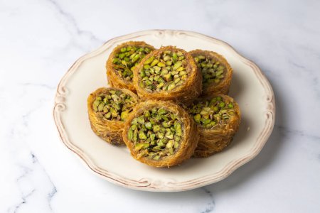Téléchargez les photos : Desserts traditionnels turcs ; Kadaif farci aux pistaches. Nom turc ; Kadayif dolmasi ou dolma kadayif. Halep sarma, halep sarmasi. - en image libre de droit