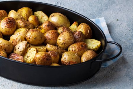 Téléchargez les photos : Pommes de terre bébé rôties au four au thym - en image libre de droit