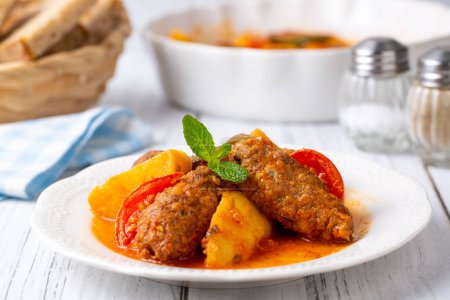 Téléchargez les photos : Cuisine traditionnelle turque Kofte - Kofta avec sauce tomate et pommes de terre. (nom turc ; Izmir kofte)) - en image libre de droit