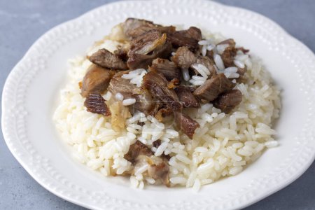 Téléchargez les photos : Nourriture traditionnelle turque ; Viande rôtie sur riz (nom turc ; pilav ustu kavurma, kurban kavurma)) - en image libre de droit