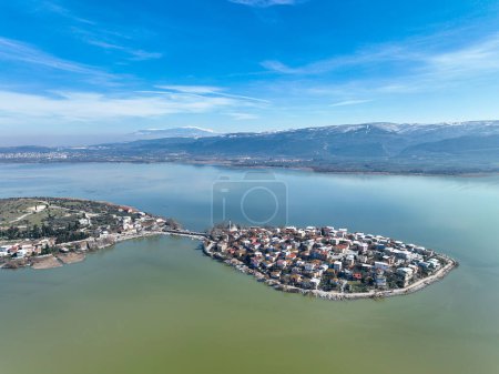 Foto de Aerial drone view of Golyazi - Golyazi Peninsula in Bursa - Turkey - Imagen libre de derechos