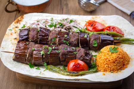 Foto de Berenjena Kebab turco y albóndigas. Berenjena recién asada Kebabs. Cocina del Medio Oriente. Nombre turco; kebabi patlicano - Imagen libre de derechos