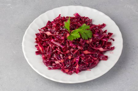 Téléchargez les photos : Red sauerkraut. Sour pickled cabbage on plate, red cabbage - en image libre de droit