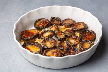 Téléchargez les photos : Cheddar Cheese on Baked Chestnut Mushrooms (Turkish name; peynirli mantar) - en image libre de droit