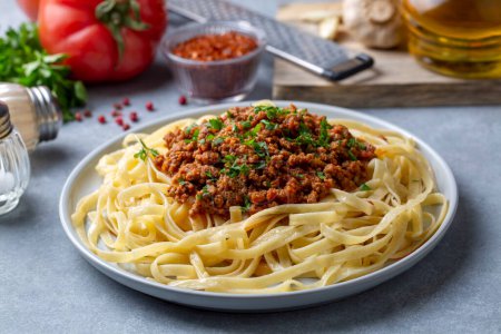 Téléchargez les photos : Spaghettis à la viande hachée en sauce tomate, pâtes aux nouilles. Pâtes aux nouilles turques. Nom turc ; Eriste makarna - en image libre de droit