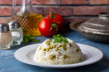 Téléchargez les photos : Aliments traditionnels délicieux turcs ; riz aux pois (nom turc ; Bezelyeli pilav) - en image libre de droit