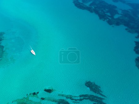 Téléchargez les photos : Cesme Akkum plage et crique en Turquie avec drone aérien. Nom turc ; Cesme Akkum Plaji - en image libre de droit