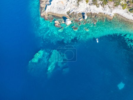 Foto de Fotografía de drones en el campo de las rocas de vela en el distrito de Foca de la provincia de Izmir. Yelkenkaya - Foca - Imagen libre de derechos