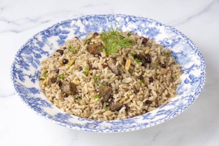 Foto de Comida tradicional turca deliciosa; arroz pilaf con piñones y grosellas (nombre turco; ic pilav o pilaf) - Imagen libre de derechos