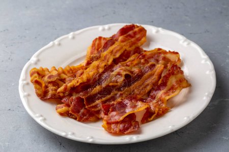 Téléchargez les photos : Délicieux bacon frit servi sur assiette. - en image libre de droit