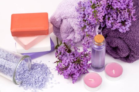 Téléchargez les photos : Savon fleur de lilas et huile essentielle, concept spa
. - en image libre de droit