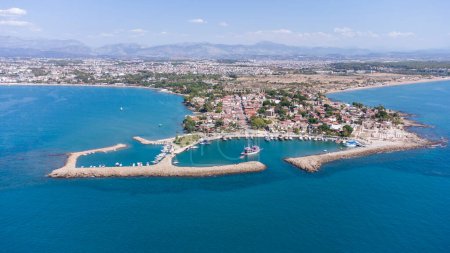 Foto de Vista aérea del dron de Side Antique City. Anfiteatro Side Old Town. Puerto deportivo Side Harbor en Antalya Turquía drone vista de foto - Imagen libre de derechos
